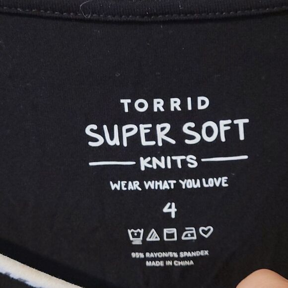 Torrid Size 4 Super soft knit excellent condition - Picture 3 of 5